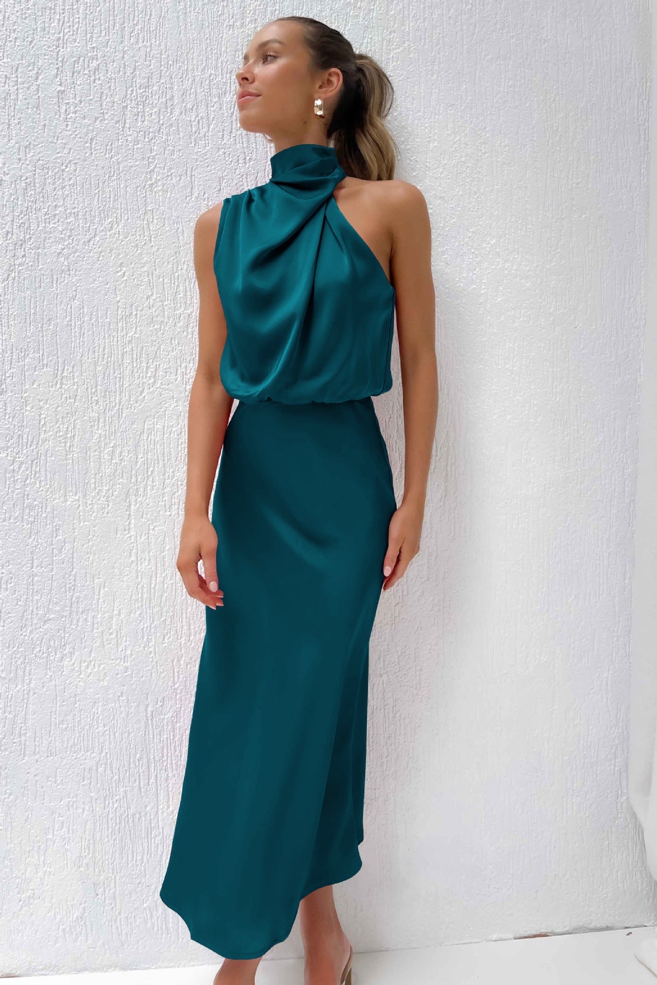 Carlina | Lang satengkjole med halterneck