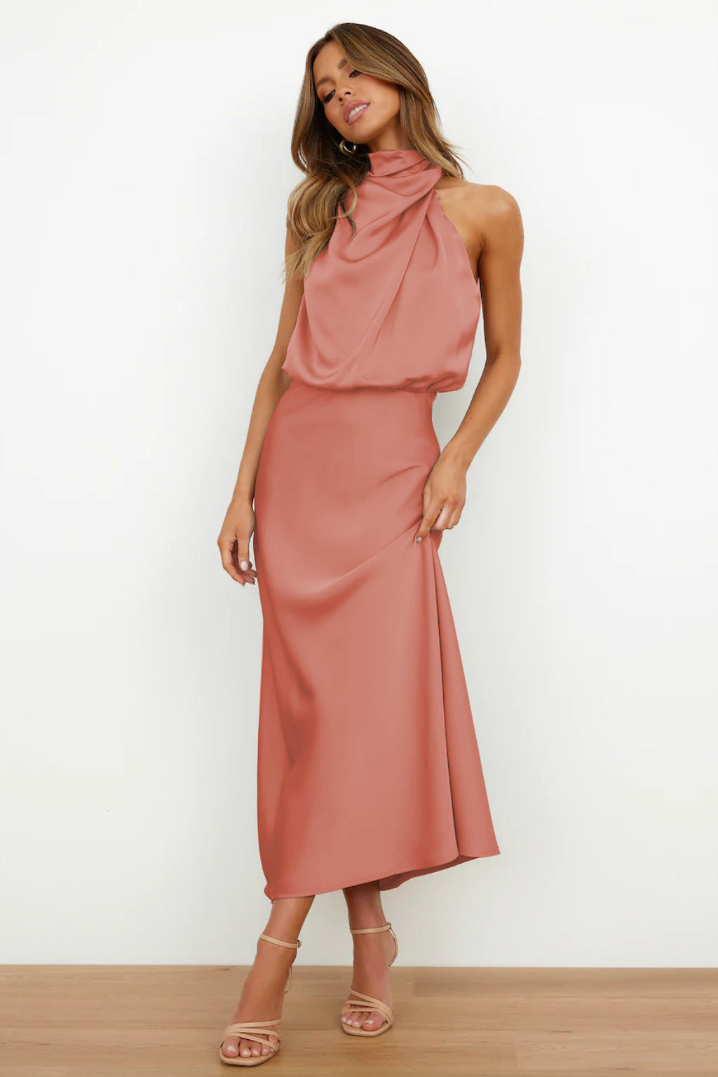 Carlina | Lang satengkjole med halterneck