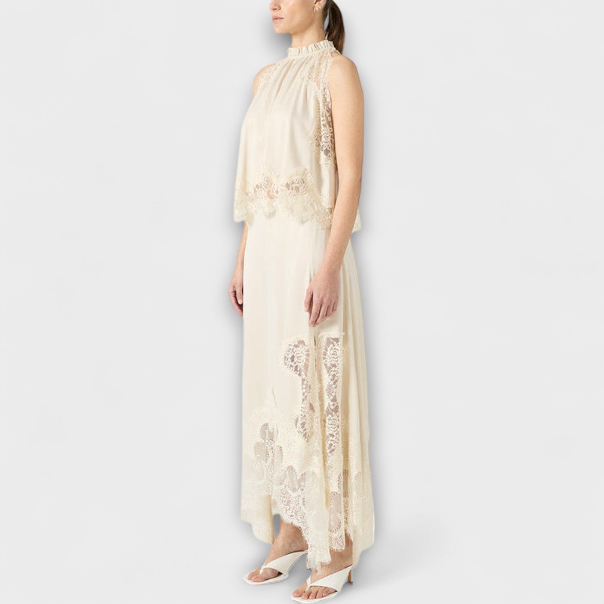 Kaia | Satengbluse med Blondekant og Plisserte Utringning