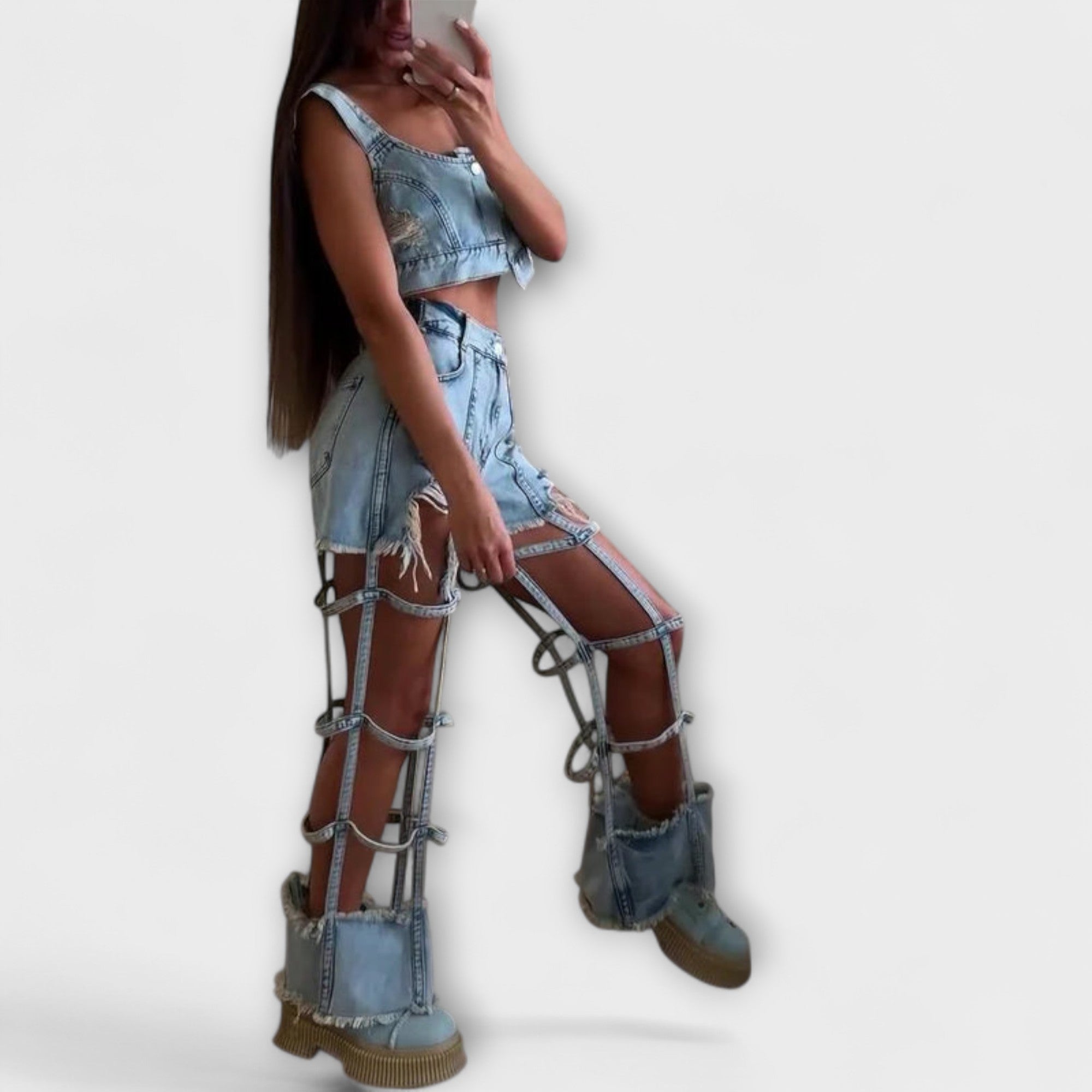 Gaia | Stilig lyseblå denim crop top med stroppdetaljer og ripped shorts sett