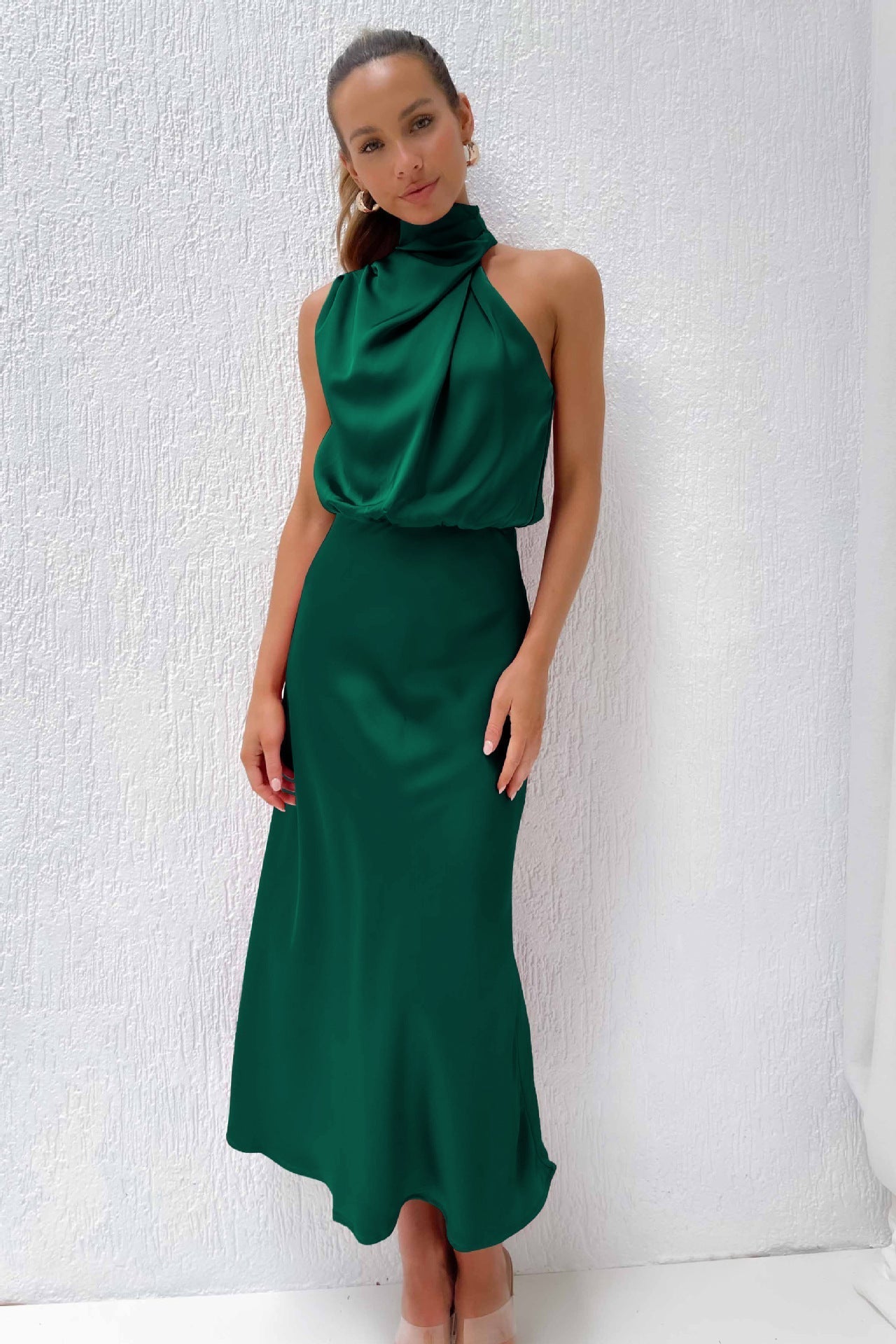 Carlina | Lang satengkjole med halterneck