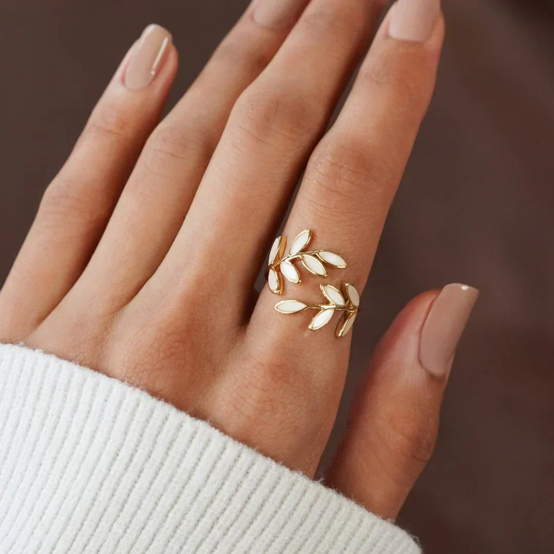 Karla | Hvit Opalblad Justerbar Ring