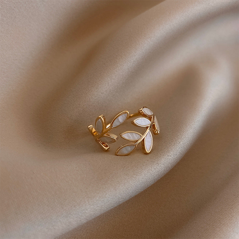 Karla | Hvit Opalblad Justerbar Ring