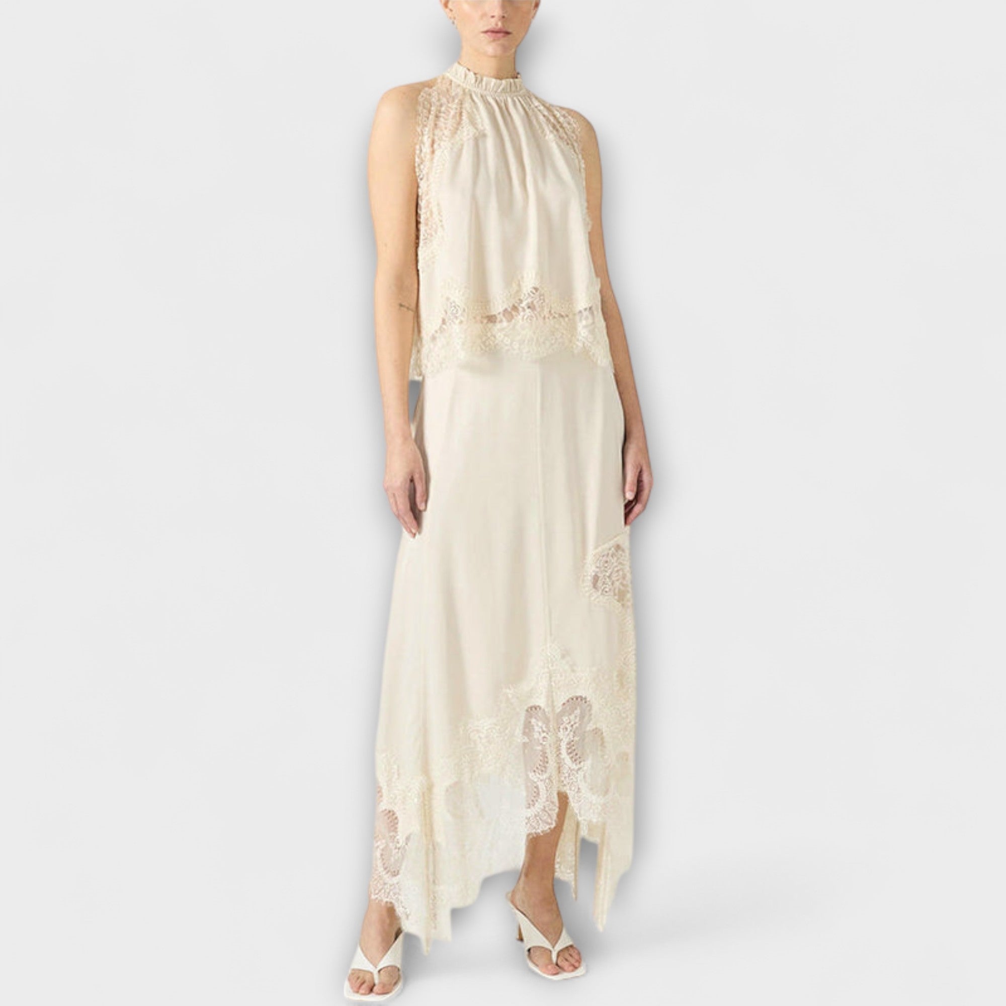 Kaia | Satengbluse med Blondekant og Plisserte Utringning