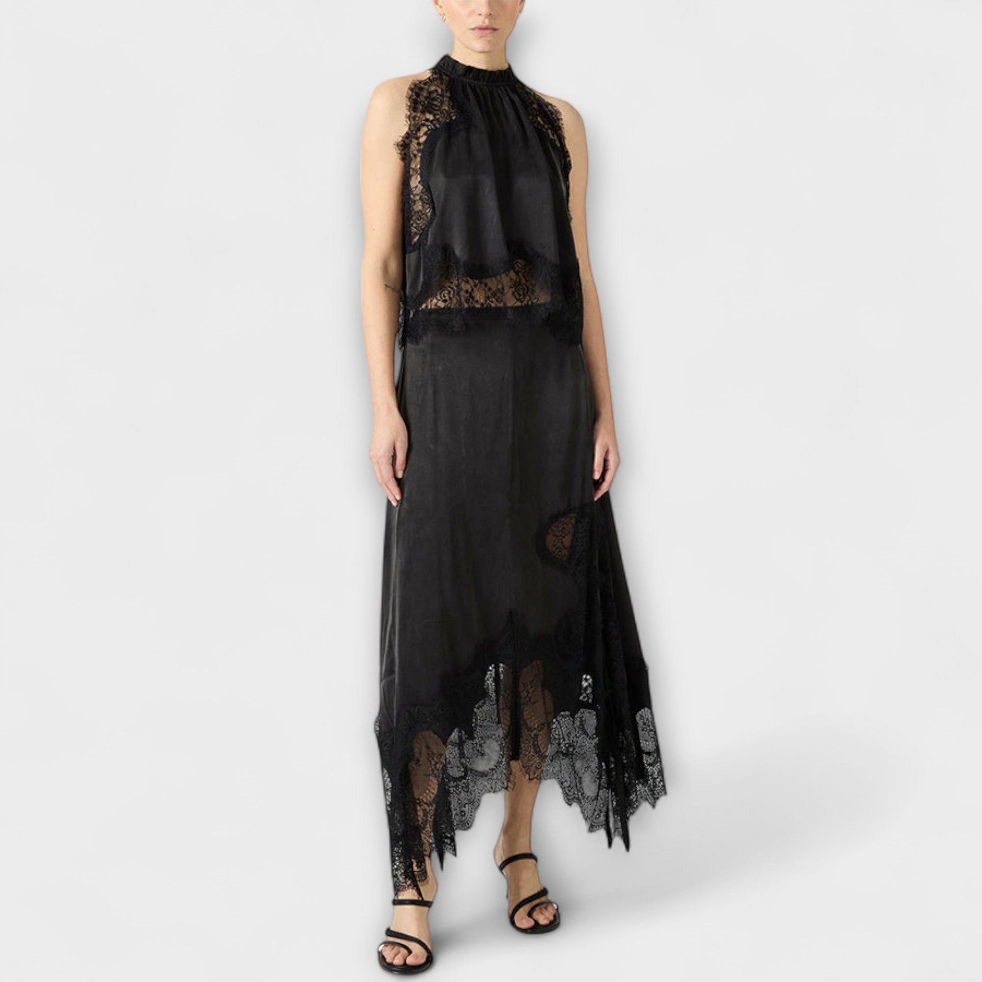 Kaia | Satengbluse med Blondekant og Plisserte Utringning