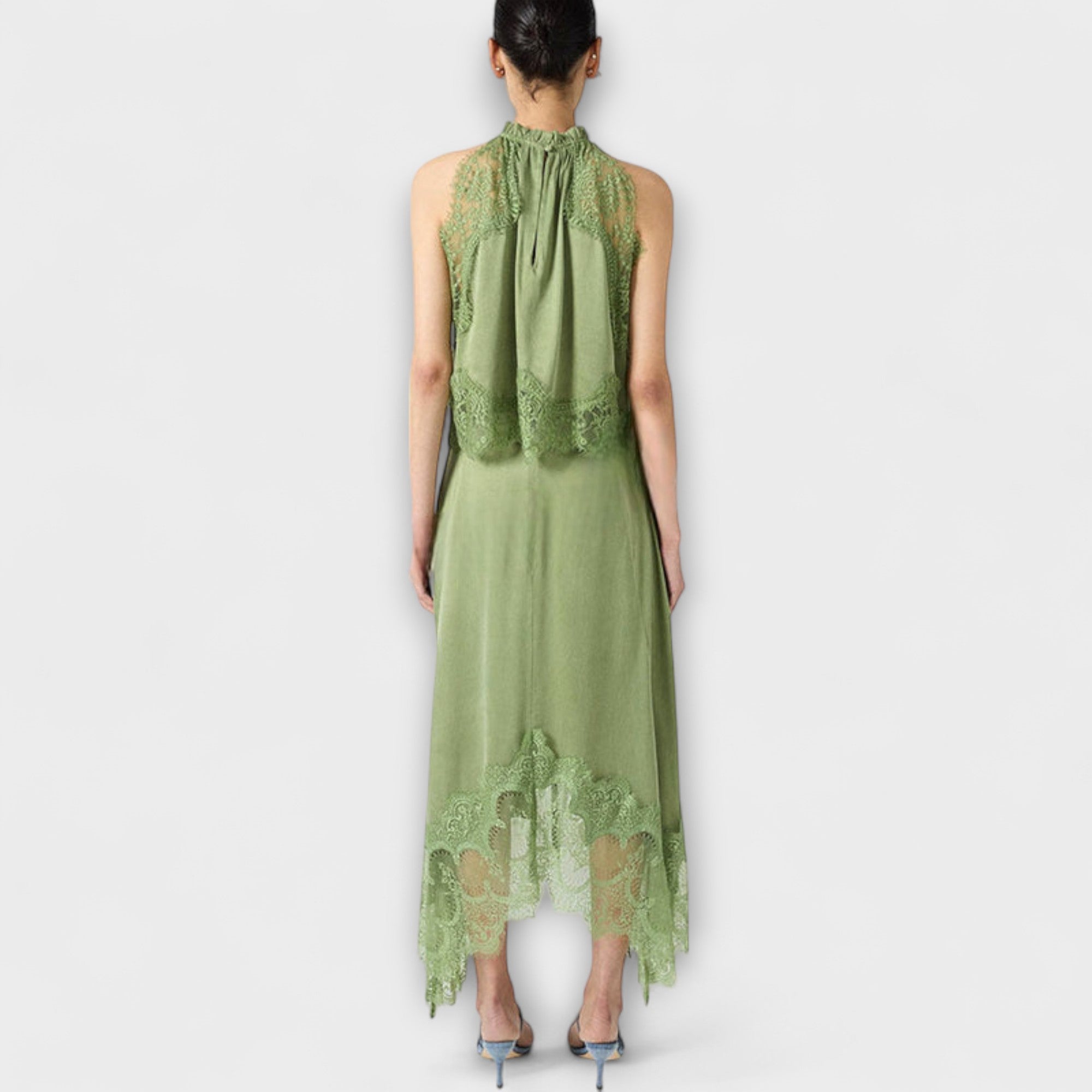 Kaia | Satengbluse med Blondekant og Plisserte Utringning