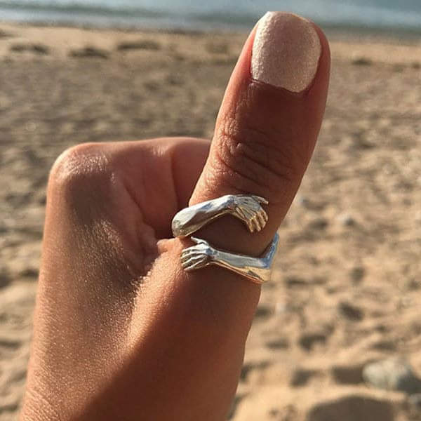 Kine | Sølvring med Omfavnende Hender