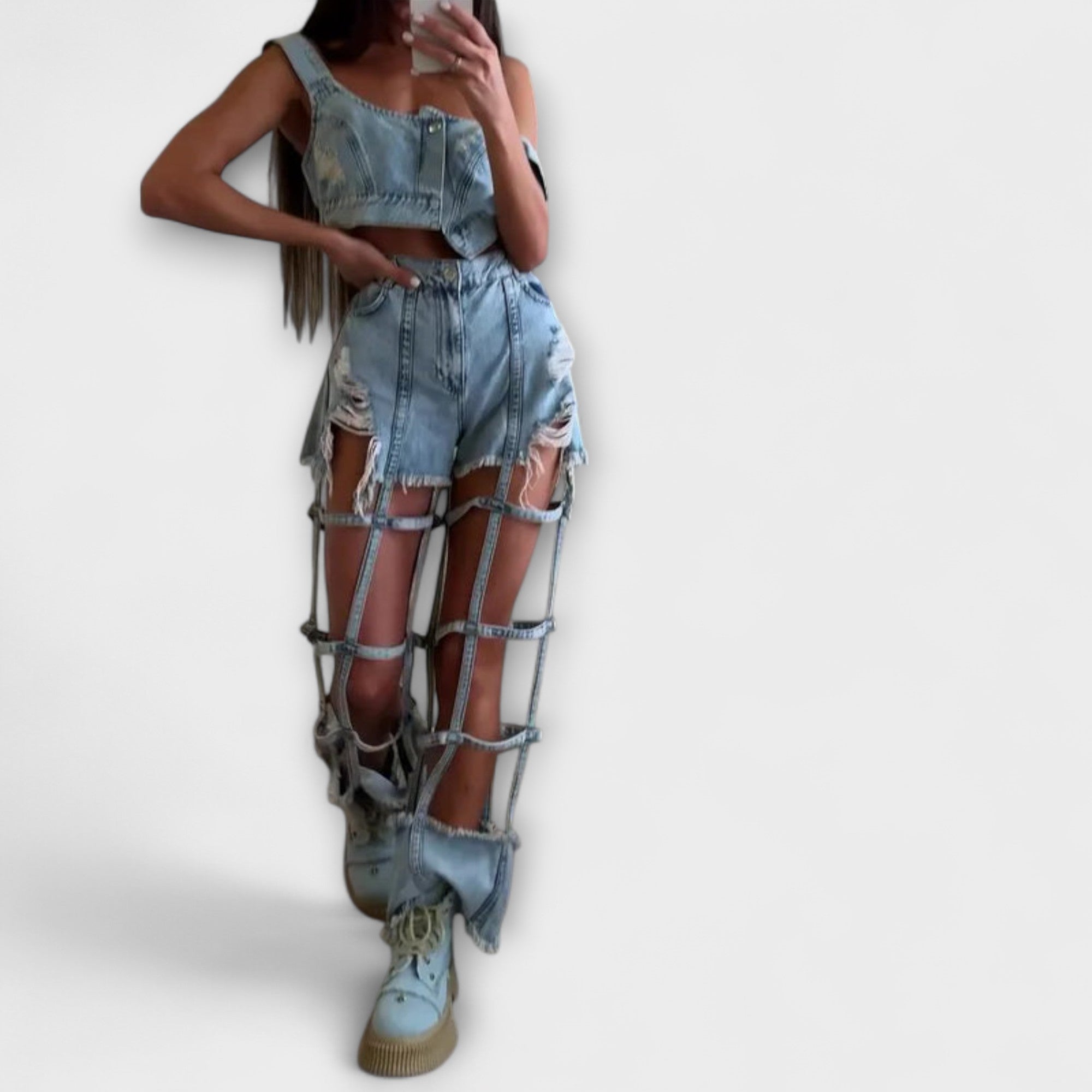 Gaia | Stilig lyseblå denim crop top med stroppdetaljer og ripped shorts sett